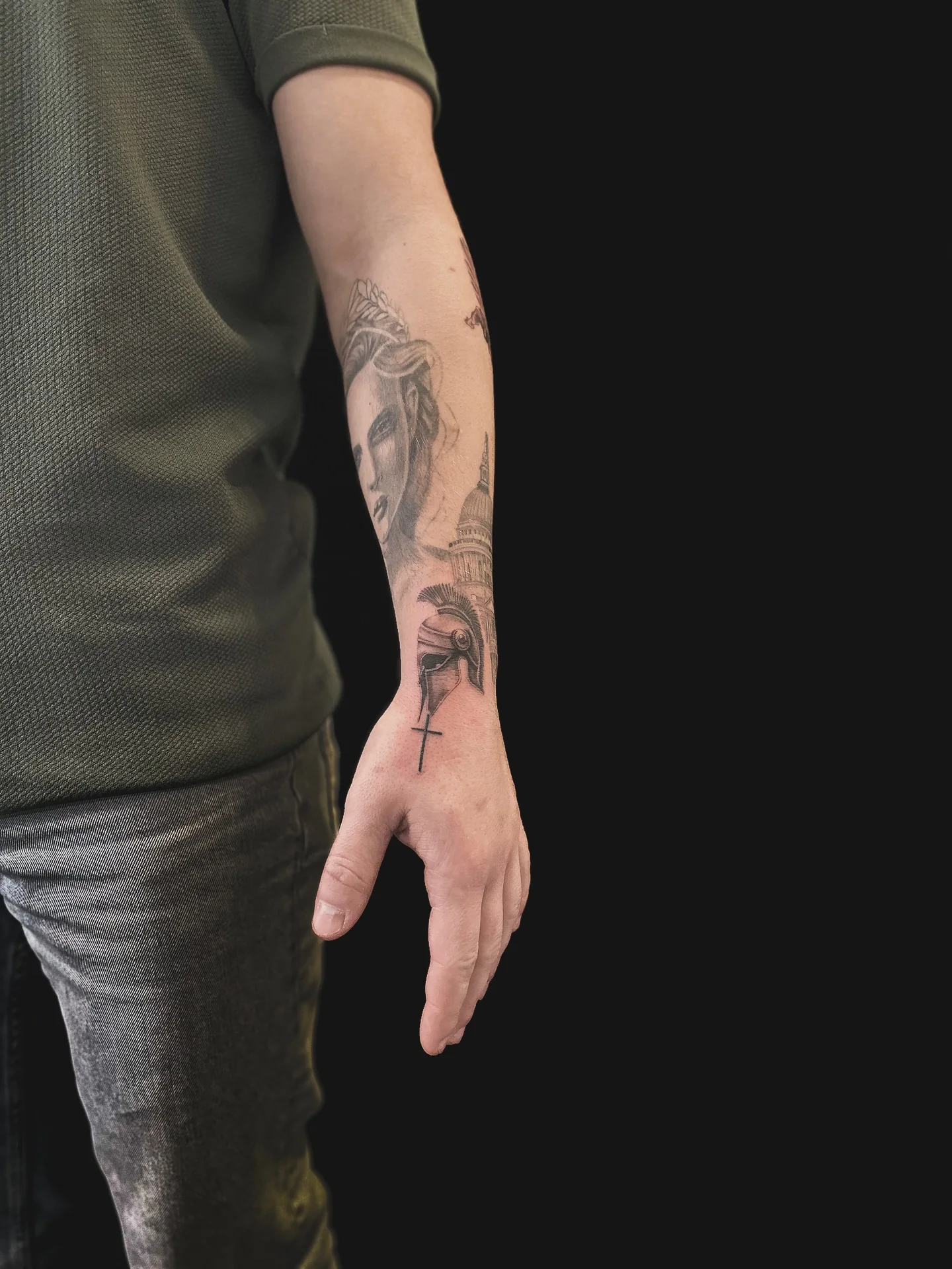 Berättande svartgrå tatuering med antik inspiration