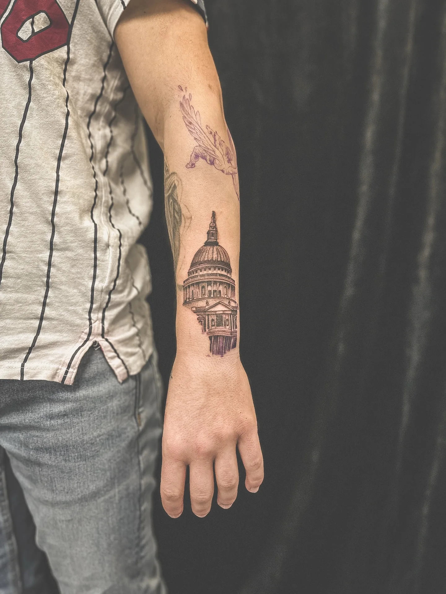 Arkitektonisk realistisk tatuering på underarm
