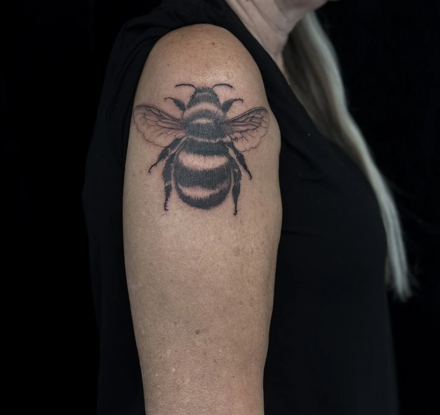 Detaljerad humla tatuerad i svartgrå realism