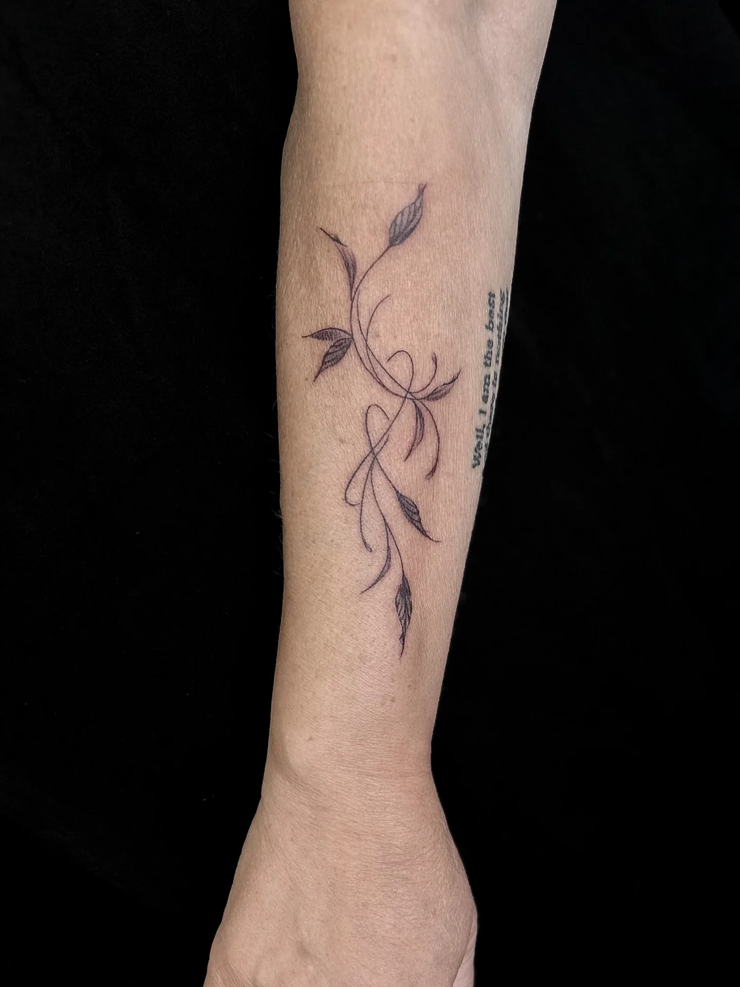 Botanisk fine line-tatuering