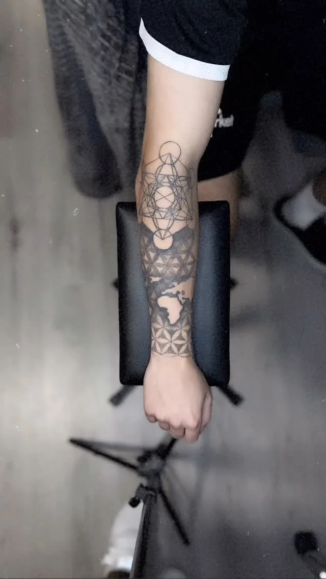 Geometrisk tatuering med Afrikamotiv på underarm