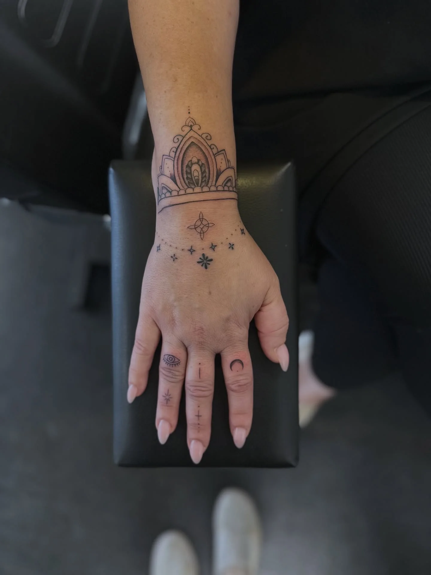 Ornamental mandala och små stjärnor på hand