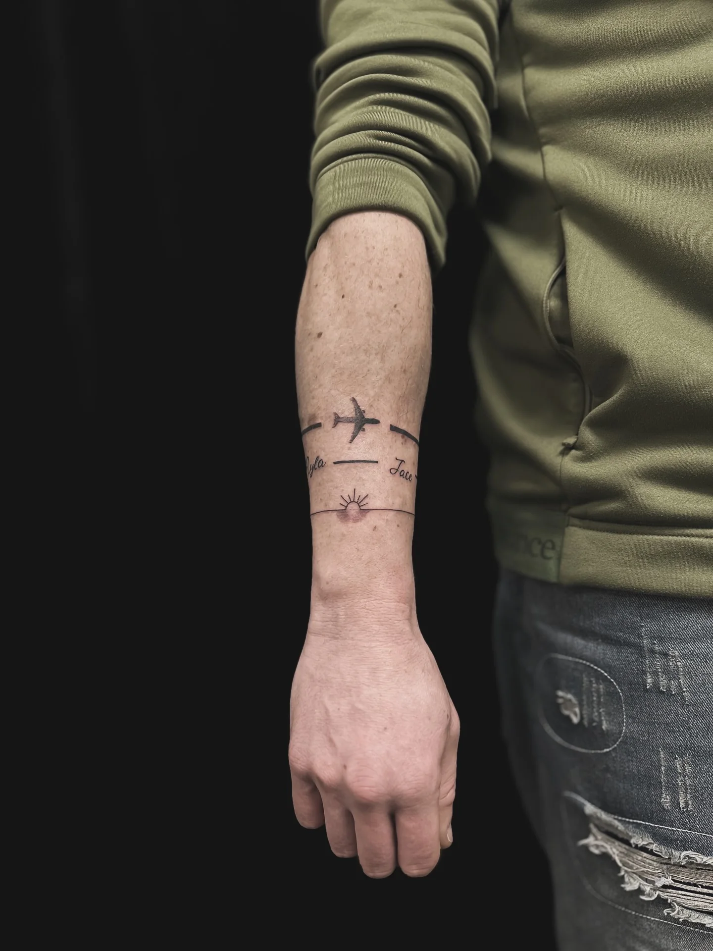 Små minimalistiska linjemotiv på underarm