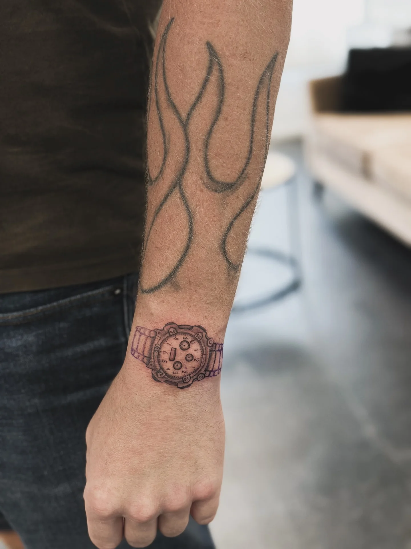 Detaljerad klocka tatuerad i svartgrå mikrorealism